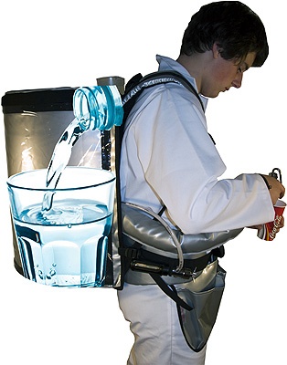 Retailer's backpack for beverage service in shopping post