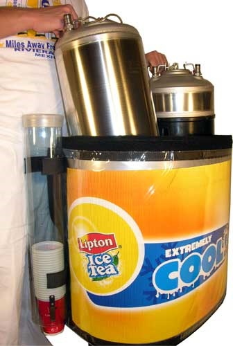 Einfach den Getränkeschlauch in den Anschluss stecken, die Kältemaschine anschließen und in drei Minuten kann es losgehen. Tagelanges Warten, während die Fässer in Kühlräumen abkühlen, gehören mit Lipton Icetea Rucksack Cola der Vergangenheit an.