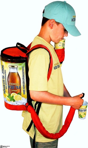 5-Liter-Getränkerucksack beim Ausschank von Eistee