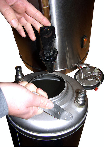 Getränkebehälter eines Bier-Rucksacks öffnen und befüllen