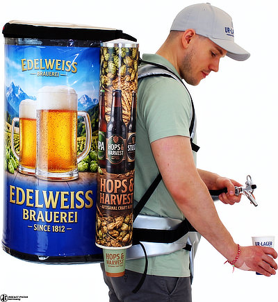 Verkaufsteam mit mobilen Bierrucksäcken vor einem Stadion.