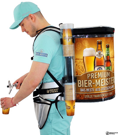 Premium 11-Liter Bierrucksack mit Zapfhahn und integriertem Becherspender im Einsatz.