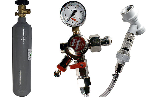 CO₂-Flasche mit Druckminderer und Anschlussset für Getränkerucksack