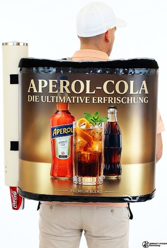 Rückansicht eines Cola-Rucksacks mit großflächiger Werbefläche