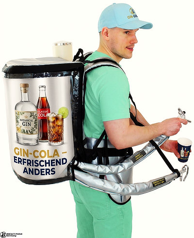 Promoter mit Cola-Rucksack und Zapfhahn beim mobilen Getränkeausschank