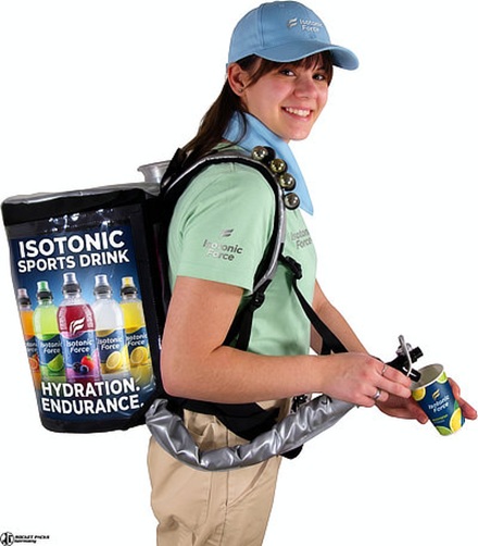 Promoterin schenkt ein isotonisches Sportgetränk aus einem mobilen Ausschankrucksack aus