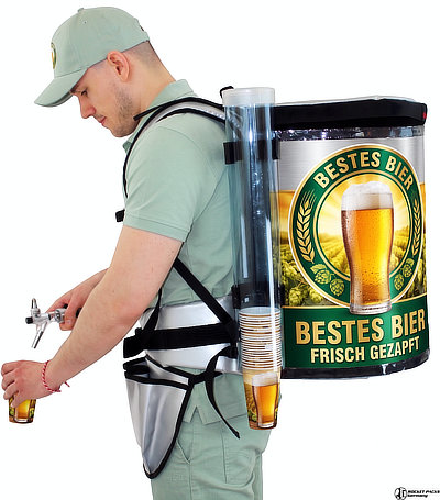 Mitarbeiter mit Rocketpacks Getränkerucksack beim mobilen Ausschank von Bier