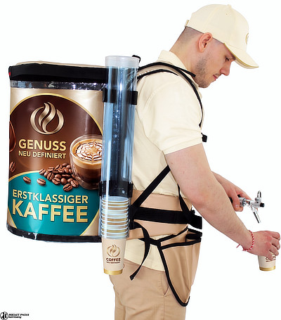 Mobiler Rocketpacks Getränkerucksack beim Ausschank von Kaffee mit Zapfhahn, Becherspender und Handpumpe