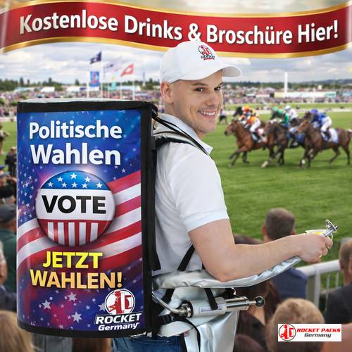 Nahaufnahme eines Getränkerucksacks, der von einer Person in einem gebrandeten T-Shirt getragen wird. Der Rucksack ist mit einem Zapfsystem und einem Schild für eine politische Wahlkampagne ausgestattet. Im Hintergrund sind Wahlplakate und eine Menschenmenge zu sehen.