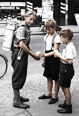 Historischer Limonadenverkäufer mit Getränkerucksack in Berlin 1931