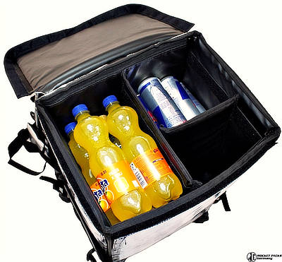 Innenansicht eines isolierten Verkaufsrucksacks mit PET-Flaschen und Getränkedosen in getrennten Fächern