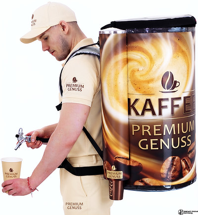Gebrandetem Kaffeerucksack beim mobilen Ausschank von Kaffee.