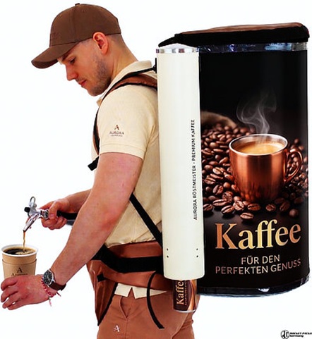 Kaffeerucksack Pro 19 Liter beim Ausschenken eines Heißgetränks in einen Becher.