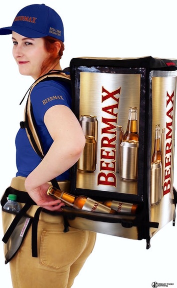 Promoterin mit mobilem Verkaufsrucksack für Flaschen und Getränkedosen
