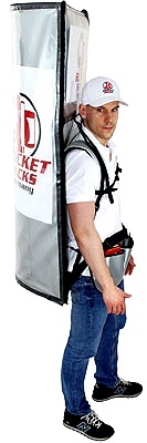 Die als Ergänzung zum Rucksack konzipierte Fronttasche ist farblich auf das Rocketpack abgestimmt. Er kann ebenfalls gebrandet werden und ist ein wesentlicher Bestandteil des 360-Grad-Branding-Pakets. Aber nicht nur im Promotion- und Eventbereich werden Rocket Packs erfolgreich eingesetzt.
