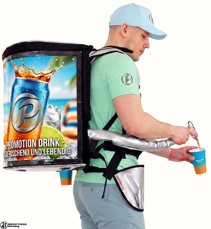Promoter mit Pro 11-Liter-Getränkerucksack beim Befüllen eines Bechers