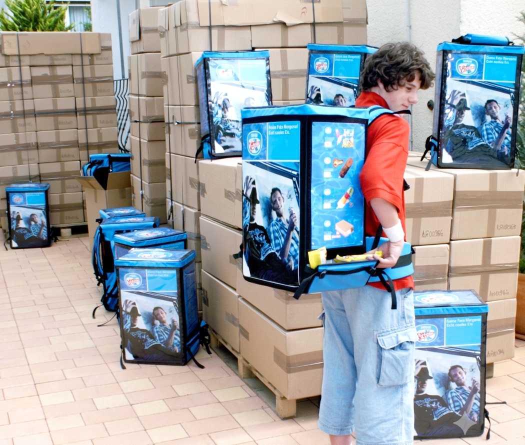 Promoter mit Dosen- und Flaschenrucksack und ergonomischem Tragesystem für längere Promotion-Einsätze