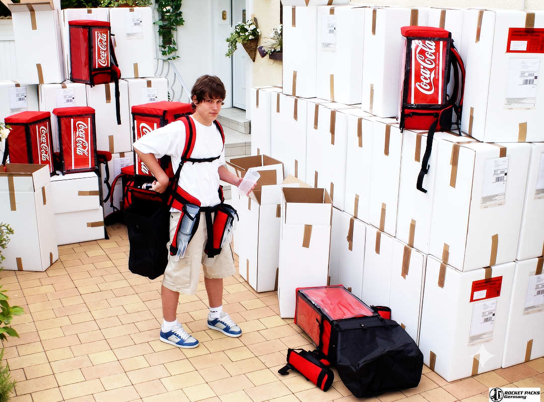 Promoter mit rotem Verkaufsrucksack für mobile Produktverteilung, Sampling und Verkaufsaktionen