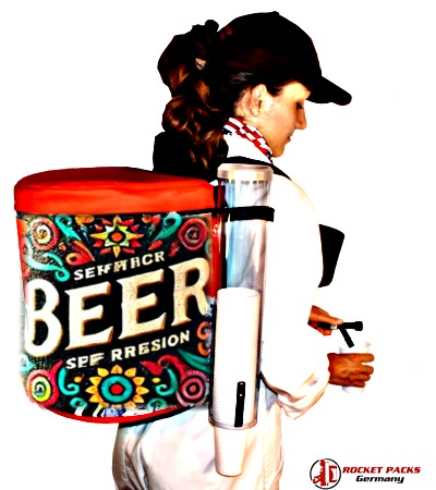 ���� Innovative Rocketpacks Tragbare Drinkstation beim EUROPEAN STREET FOOD FESTIVAL in Asten: Ein dynamischer Markenbotschafter trägt einen hochmodernen Getränkerucksack von Rocketpacks inmitten des bunten Festivaltrubels. Der ergonomisch gestaltete 11-Liter-Rucksack ist mit dem Logo des Festivals und "Drink to Buy" verziert. Der Botschafter demonstriert gerade, wie er mühelos verschiedene Getränke direkt aus dem isolierten Behälter zapft. Neugierige Festivalbesucher umringen den Botschafter, probieren begeistert Getränkeproben aus umweltfreundlichen Bechern. Der Rucksack verfügt über ein integriertes Kühlsystem und einen präzisen Zapfhahn für kontrollierte Getränkeausgabe1. Am Tragegurt ist ein kleines Tablet für digitale Bestellungen und kontaktlose Bezahlungen befestigt. Im Hintergrund sind bunte Food Trucks und Streetfood-Stände zu sehen, die die kulinarische Vielfalt Europas präsentieren. Die Szene strahlt eine Atmosphäre von Innovation, Mobilität und Genuss aus. Diese kreative Shopper-Aktivierung verbindet effiziente Getränkeversorgung mit interaktivem Marketing, perfekt abgestimmt auf das lebendige Ambiente des EUROPEAN STREET FOOD FESTIVALS in Asten. ������