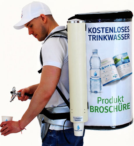 Mobiler Sampling-Rucksack zur kostenlosen Verteilung von Trinkwasser