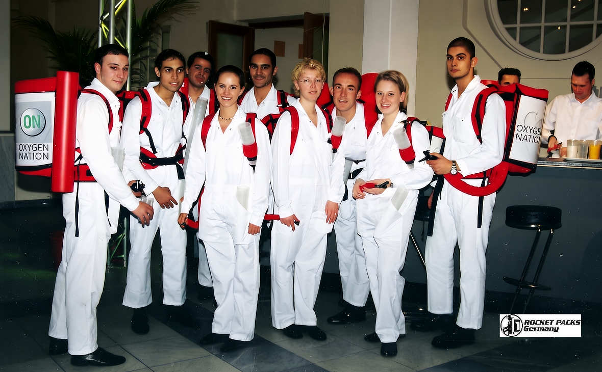 Historische Aufnahme des Rocket Packs Teams mit professionellen Getränkerucksäcken bei einer Promotion-Veranstaltung. Das Bild zeigt die Anfänge des familiengeführten Unternehmens, das seit 1996 mobile Getränke- und Verkaufssysteme entwickelt und vertreibt.