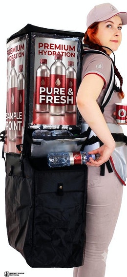 Promoterin mit mobilem Verkaufsrucksack und zusätzlicher Tasche für leere Dosen und Flaschen